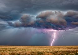 A partir de las 15 horas crecerán tormentas que dejarán lluvias de más de 30 l/m2 y granizo en siete provincias