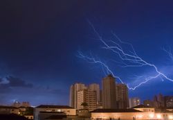 Abril começa com chuvas e alertas para todas as regiões do Brasil