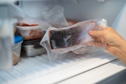 Los envases alimentarios transfieren aditivos plásticos al pescado cuando se guardan en la nevera o en el congelador