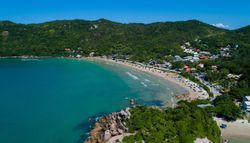 Agua cristalina y piscinas naturales: la playa del sur de Brasil que ganó el "Óscar de las playas" por séptima vez