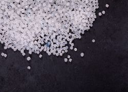 Alerte aux microbilles de plastique sur les plages : l'Etat porte plainte
