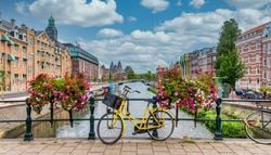 Ámsterdam veta el "estilo de vida fósil": prohibidos los anuncios de coches, vuelos y carne en sus calles