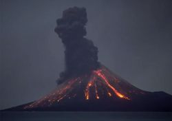 Vulcão Anak Krakatoa entra em erupção: vídeos e dados impressionantes