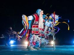 Así se están burlando del poder en Michoacán: con bastón en mano, máscaras y pasos que sorprenden