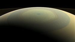 Astrónomos detectan una gigante figura de 10 lados en Saturno que desconcierta al mundo