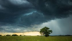 Cambio di scenario meteo in Italia: una saccatura in rapido avvicinamento porterà temporali e un calo delle temperature