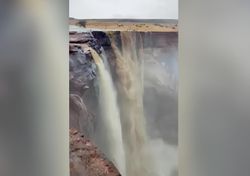 Aparecen grandes cascadas en pleno desierto de Arabia: el espectacular efecto de las lluvias torrenciales en Al-Ula