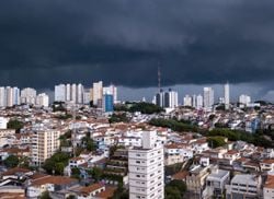 Chuvas ainda atingem as 5 regiões apesar da redução de volume; saiba onde chove no Brasil