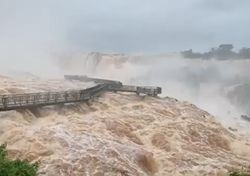 Cierran acceso a las Cataratas del Iguazú por crecida récord de caudal