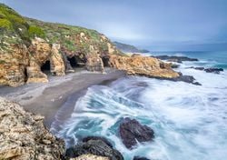 Cobquecura, el rincón del sur chileno donde olas, lobos marinos y cultura crean un paisaje que deja sin aliento