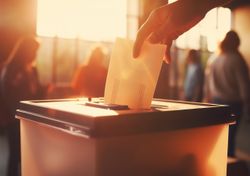 ¿Cómo afecta el estado del tiempo la intención de voto?