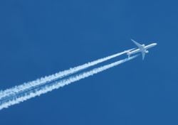 Cómo los aviones podrían volar sin calentar el planeta: el MIT explica la ciencia detrás de las estelas
