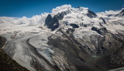 Mantas de lana para salvar los glaciares: Suiza está poniendo a prueba una curiosa técnica para ralentizar el deshielo