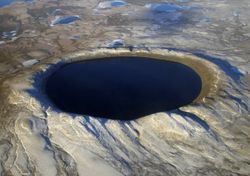 Historia del cráter perfectamente simétrico que yace en el Ártico