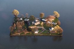 La isla habitada más pequeña de Alemania está en un lago y tiene una población de solo cuatro personas
