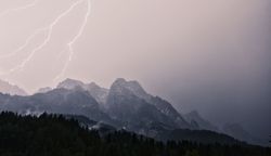 Tra domani e sabato temporali pomeridiani su Alpi e Appennino: tanti fulmini in pianura, le mappe