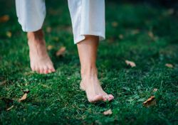 Caminar descalzo sobre la tierra trae beneficios a la salud
