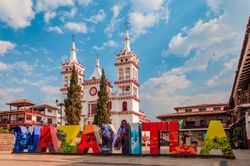 El Pueblo Mágico de Jalisco entre bosques de pino, cabañas y calles empedradas ideal para visitar en otoño