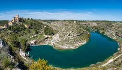El pueblo manchego donde las casas parecen colgadas de una montaña: un rincón medieval que sorprende a los viajeros