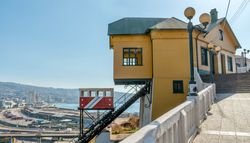 El viaje en el tiempo que puedes hacer en Chile: los históricos ascensores de Valparaíso