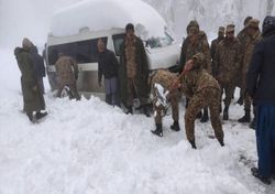 Entenda como a neve e monóxido de carbono mataram pessoas no Paquistão