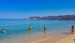 Unos investigadores de la UCA han logrado vigilar por satélite las bacterias que tienen tus playas favoritas