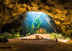 Esta cueva en Tailandia esconde un templo de oro en su interior (y solo se ilumina durante algunos minutos del día)