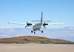 Este es el único aeropuerto del mundo que se encuentra sobre una playa: la marea cubre la pista cada día