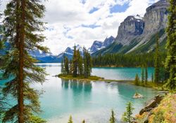 Este parque natural de Canadá esconde una ruta única, y además podrás ver osos y alces de cerca
