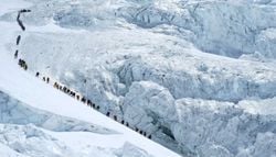 Everest al límite: 274 personas hicieron cumbre en un solo día y reavivan el debate por la masificación
