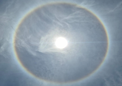 Fenômeno halo solar é registrado no Ceará e encanta moradores com círculo colorido no céu