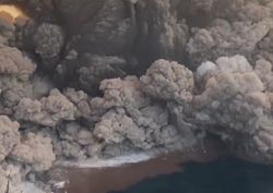 Forte esplosione a Stromboli, tsunami di 1,5 metri: i video e la situazione