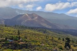 Forti piogge alle Canarie, a La Palma strano fenomeno sul vulcano che esplose 3 anni fa 