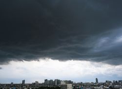 Frente fria atua neste domingo no centro-sul do Brasil