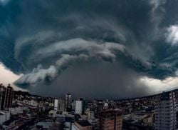 Frente fria avança pelo Sul com alerta de tempestades e 200 mm de chuva
