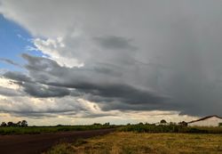 Frente fria chega ao Brasil amanhã e há alerta de chuva para todas as regiões; confira a previsão