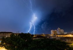 Frente fria deixa 4 estados sob alerta de tempestades nas próximas 48 horas