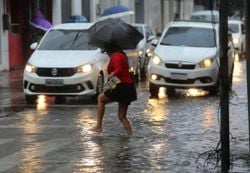 Frente fria mantém alertas 1050 municípios em 4 estados