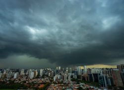 Frente fria traz mudança radical do tempo que atinge 7 estados neste domingo, 16