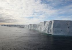 Gigantesco iceberg se desprendió en la Antártida, ¿afectará al Irízar?
