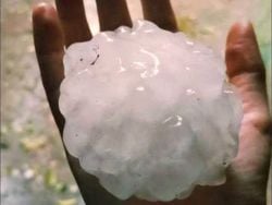 Gigantescos granizos ocasionan importantes daños materiales en el estado de Coahuila