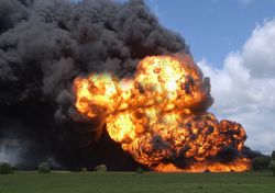 Allerta piogge acide a Teheran dopo i bombardamenti nei depositi di carburante: piove davvero petrolio?