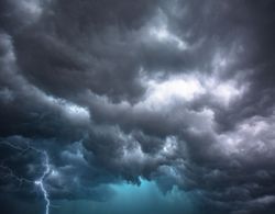 Heftige Gewitter wie im Sommer: Starkregen, Orkanböen und viele Blitze!