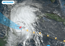 Huracán ‘Beryl’ de categoría 2, impacta en tierra durante el amanecer al norte de Tulum en el estado de Quintana Roo
