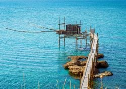 I “ragni giganti” dell'Adriatico: la geniale ingegneria dei trabucchi che resiste alla forza del mare