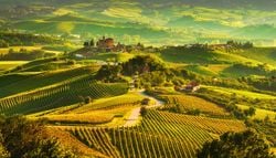 Senderos de senderismo italianos que atraviesan viñedos declarados Patrimonio de la Humanidad por la UNESCO