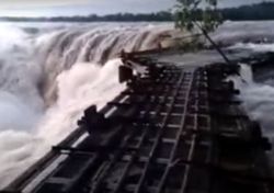 La crue "virale" de la rivière Iguazú. La montagne semble s'effriter