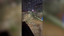 Las lluvias torrenciales convierten las calles en ríos y arrastran decenas de vehículos en Hebei, China