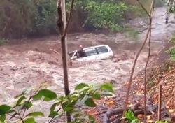 Inundaciones en Nicaragua: video del dramático momento en el que un hombre salta de su 4x4