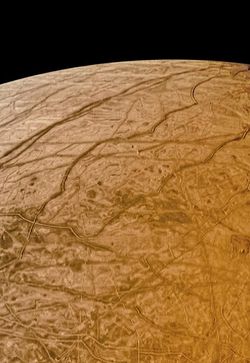 Juno comparte la primera imagen del sobrevuelo de la luna Europa